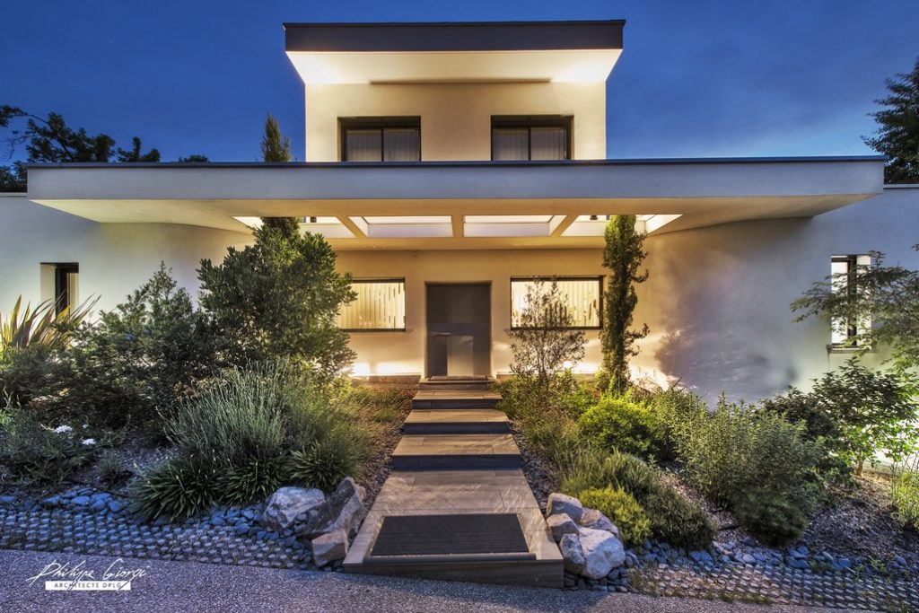 façade maison moderne nuit