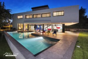 piscine nuit architecte moderne